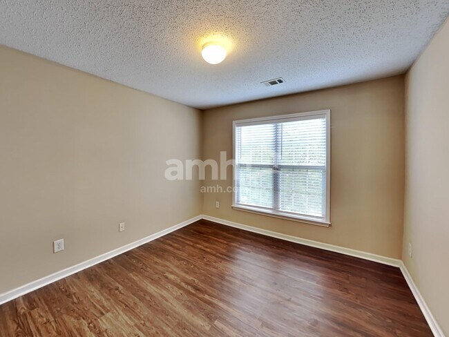 Building Photo - 607 Wallnut Hall Trl