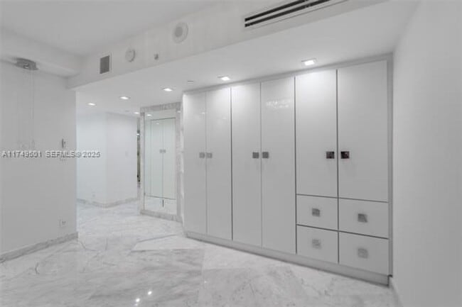 Building Photo - 19195 NE 36th Pl