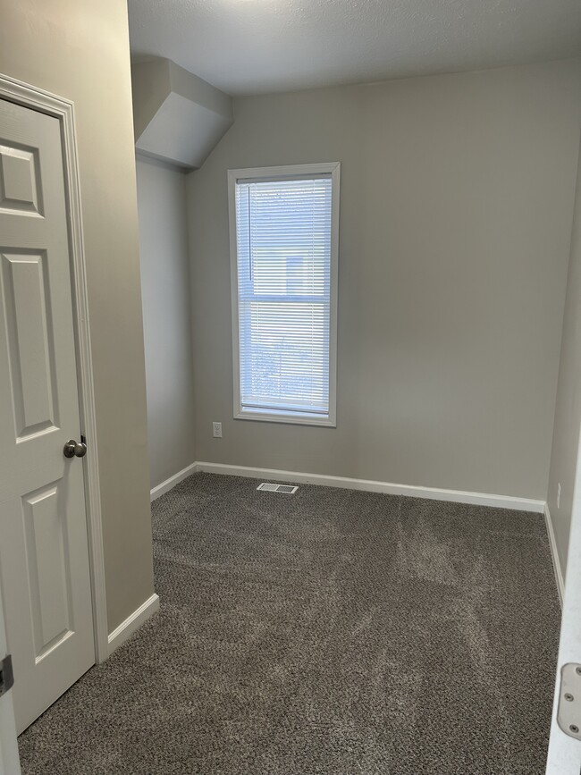 Smaller bedroom downstairs - 821 Hazard Ave