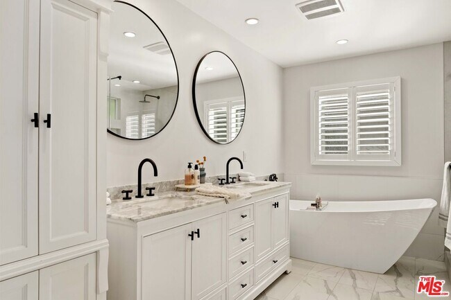 Building Photo - 11642 Acama St