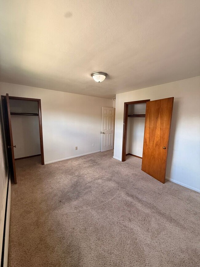 Building Photo - 2 Bedroom 1 Bathroom Apartment For Rent!