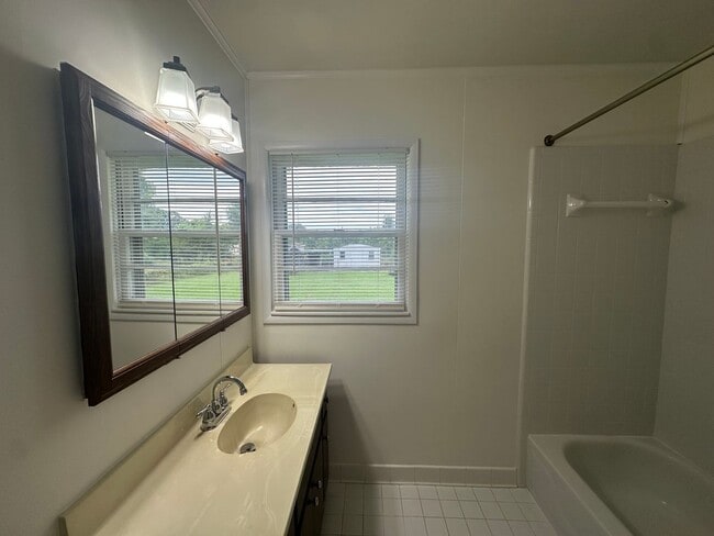 Building Photo - Charming Home in Saks