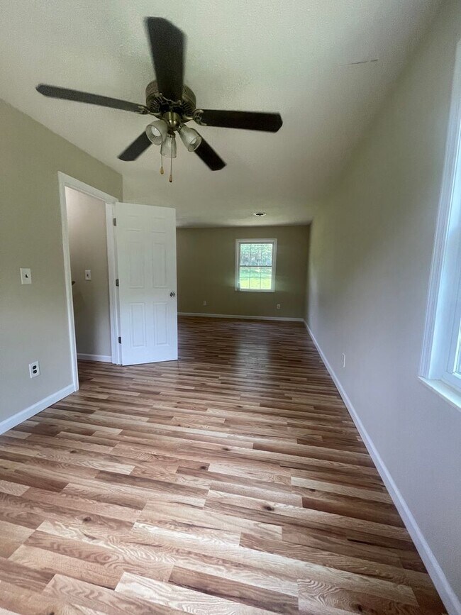 Building Photo - Great Location to Local Amenities