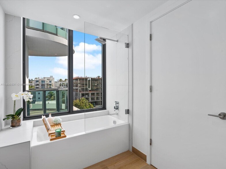 Building Photo - 9901 W Bay Harbor Dr