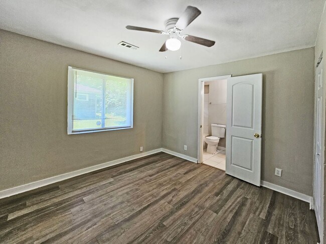 Building Photo - 2/1 Duplex Near Hank Aaron Dr - Housing Vo...
