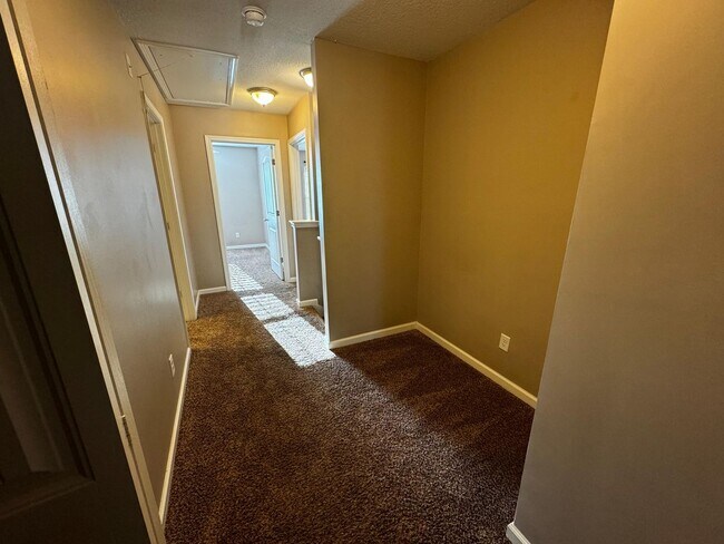 Building Photo - Highly Desirable Richmond Hill Townhome with 3 Bedroooms