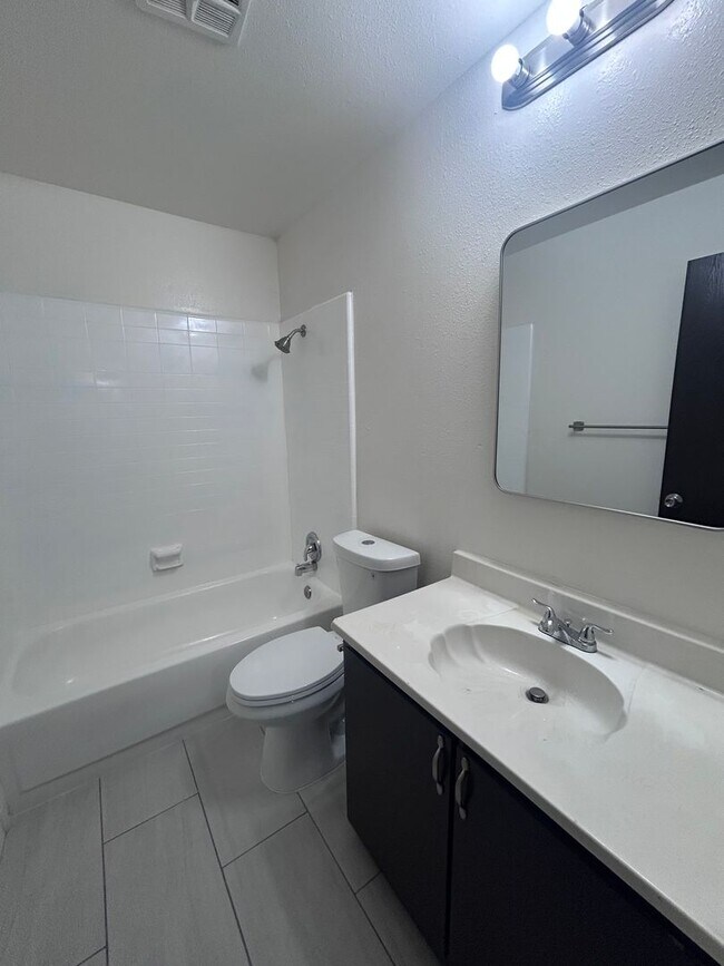 Building Photo - Upstairs Unit!!! Move in Ready!