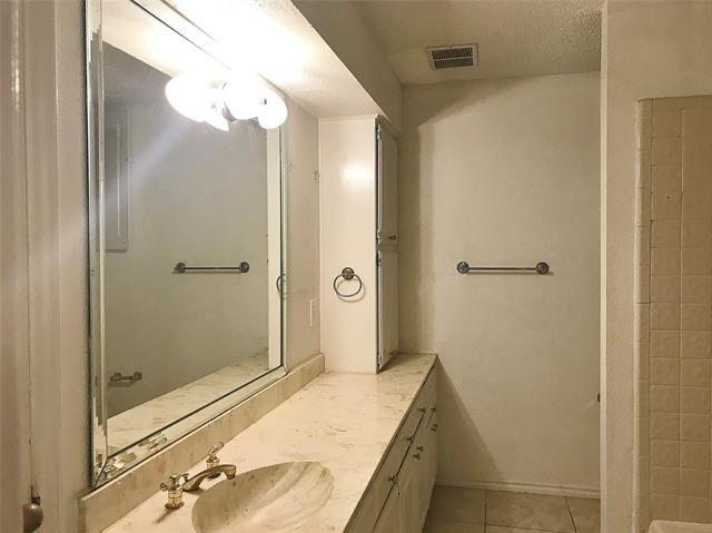 Building Photo - 1129 Bent Oaks Dr