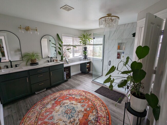 Building Photo - Large 3BD plus bonus rm and den