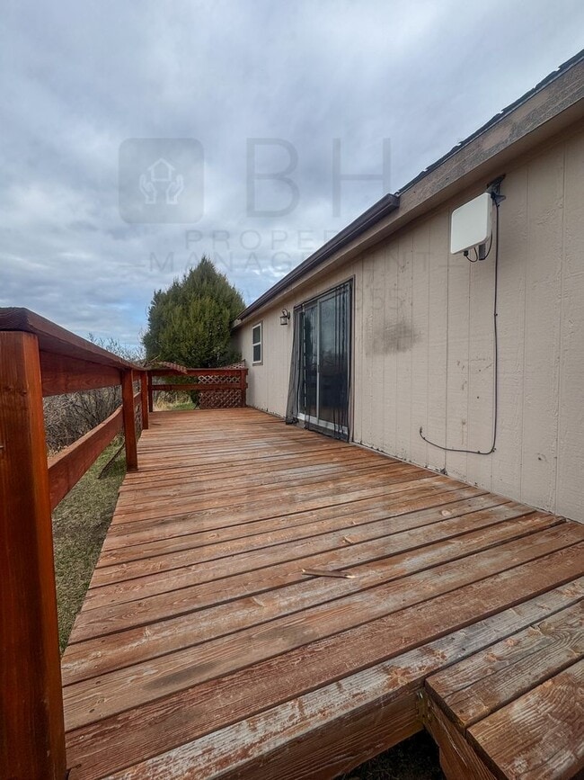 Building Photo - Dog Friendly, 3 Bed/ 2 Bath SFH