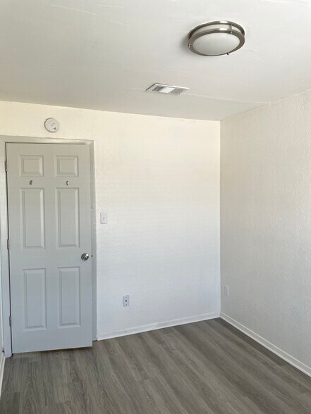 Building Photo - 8337 Clifford St