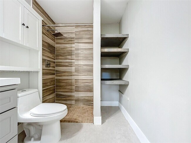 Building Photo - 13804 Kendale Lakes Dr