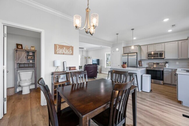 Building Photo - 631 NE Bellingham Dr