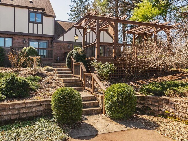 Building Photo - Large 5BR/3.5 Bath in Elm Heights. Available Now!