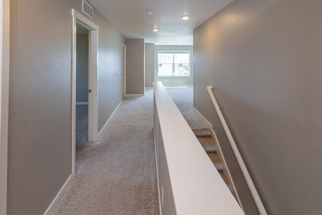 Building Photo - Stunning 4BR House in Berthoud