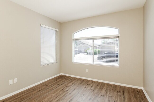 Building Photo - 4640 W Magdalena Ln