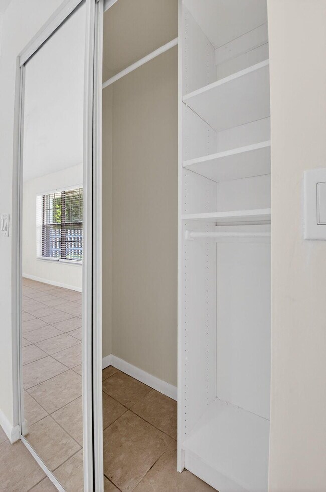 Building Photo - 10157 La Reina Rd