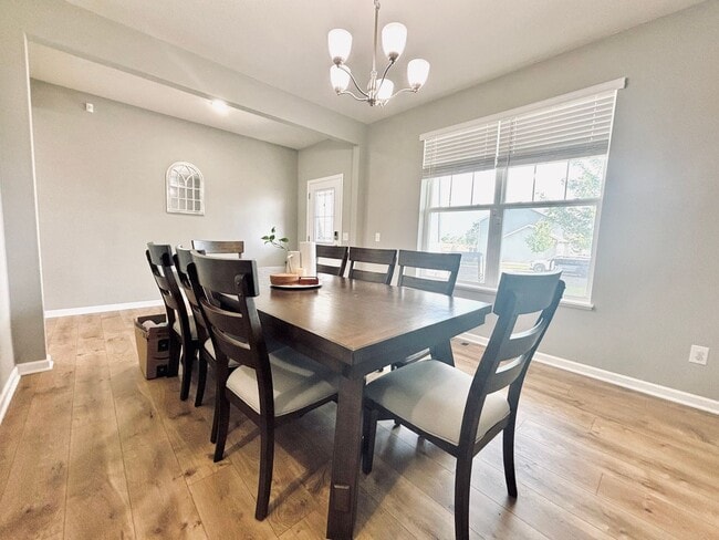 Building Photo - Stunning 5bed/3 1/2 bath Home in Shakopee!