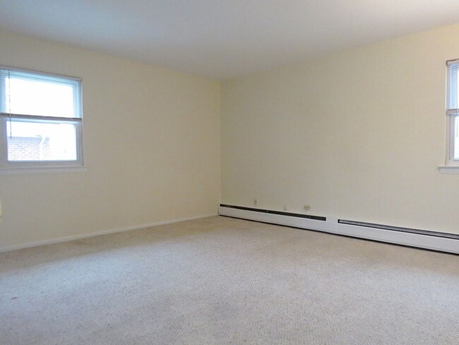 Building Photo - Large Split Level