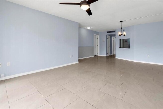 Building Photo - 1690 NE 191st St