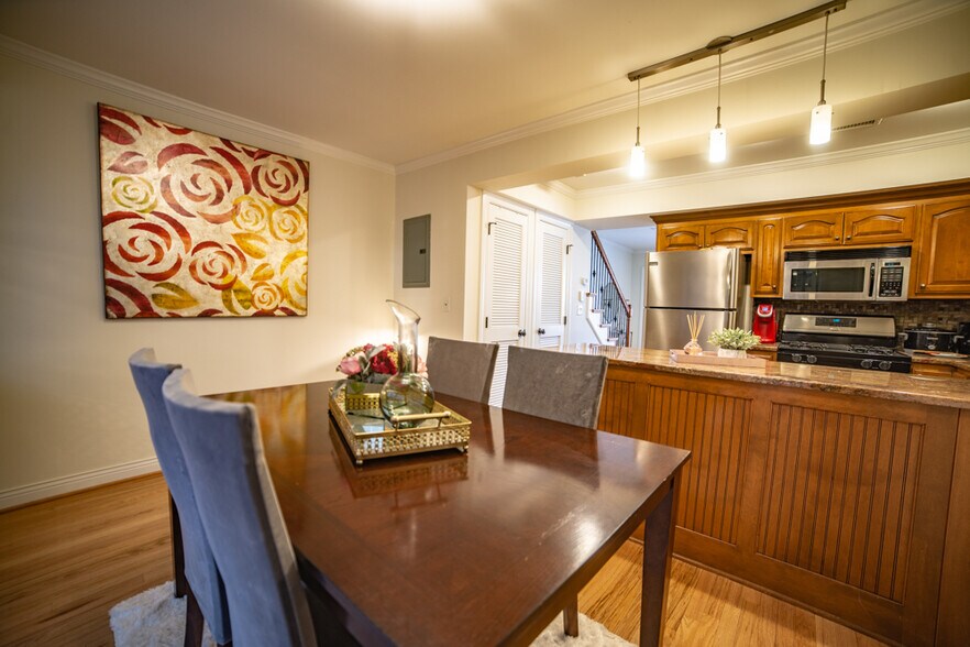 Building Photo - 4000 Oak St