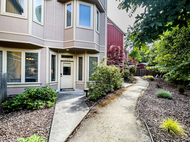 Building Photo - Jackson Creek Suite: Fully Furnished Charming Condo Nestled in Near a Creek $300