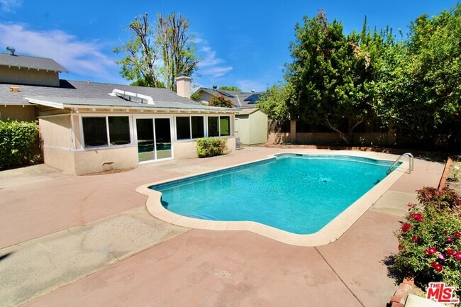 Building Photo - 7610 Kelvin Ave