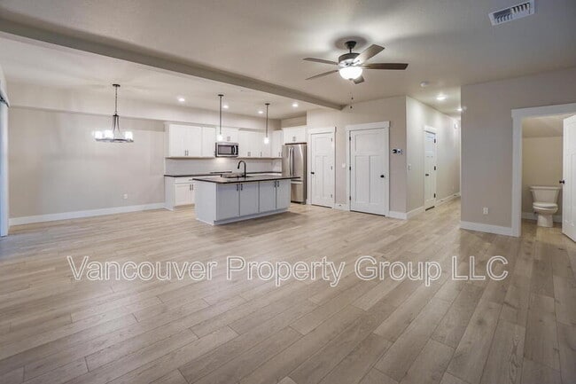 Building Photo - 2217 E Juniper Cir