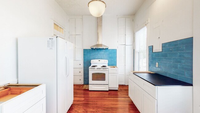 Building Photo - 123 W 41st St
