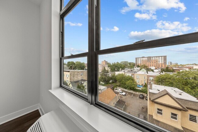 Building Photo - 121 34th St