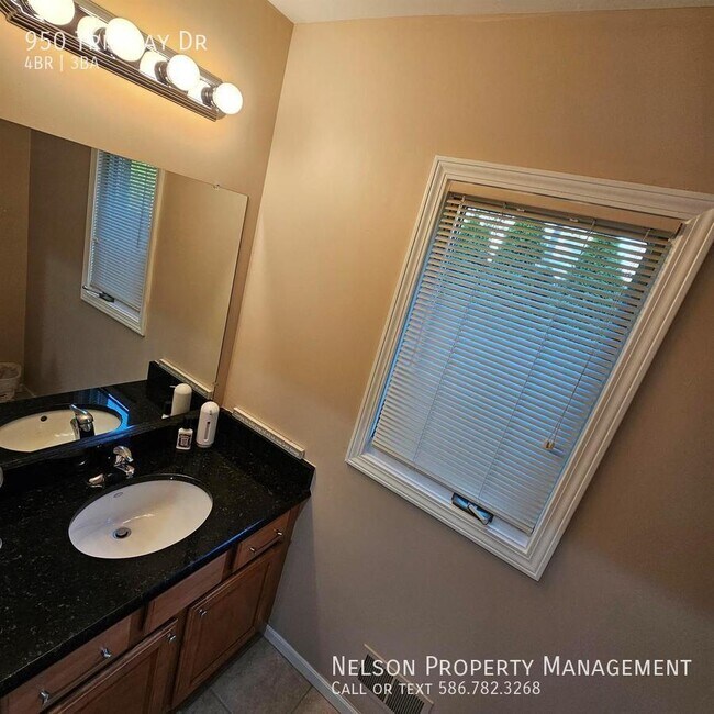 Building Photo - 950 Trinway Rd