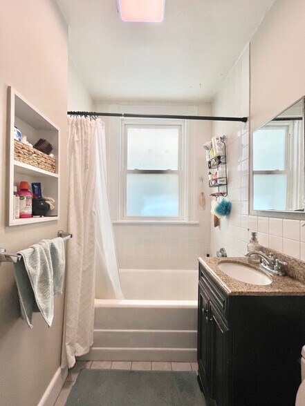 Building Photo - 105 Day St