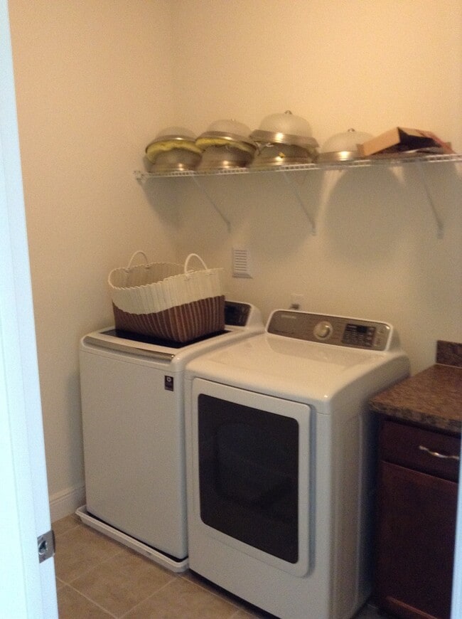 Building Photo - Spectacular  5/4 with 3 car garage home in Winter Garden