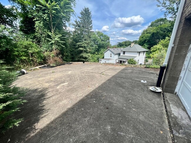 Building Photo - Stunning Home - 2 Bedroom 1 Bathroom - Pit...