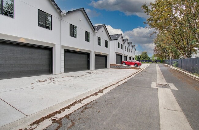 Building Photo - Beautiful Townhouse with Easy Access to Ev...
