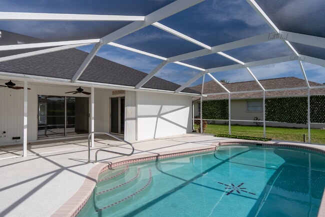 Building Photo - "Spacious 3-Bedroom Pool Home with 2 Baths & 2,075 Sq. Ft. of Comfort in Venice, FL!"