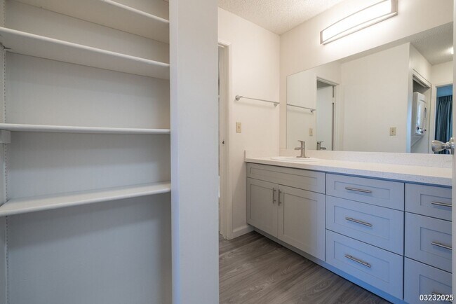 Building Photo - $2,395 / 1br - 514ft2 - The Highlander, 1bdrm, Incls Utilities, Avail April 1st (Aiea)