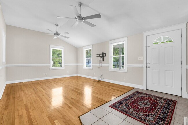 Building Photo - 2217 Doris Dr