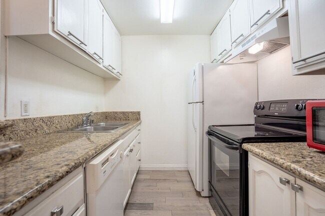Building Photo - 1 Bedroom / 1 Bathroom Rear Condo Unit