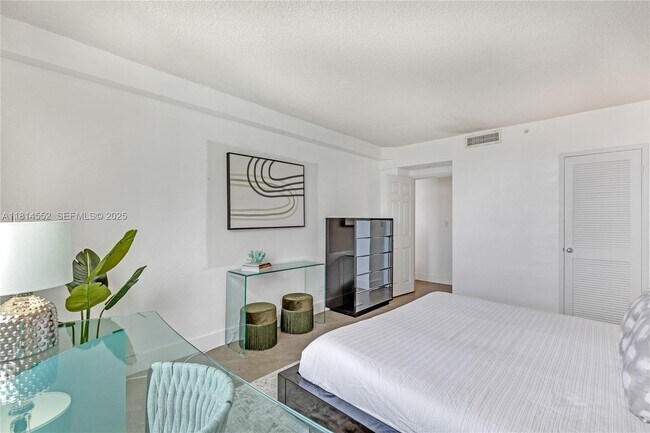 Building Photo - 1500 Bay Rd