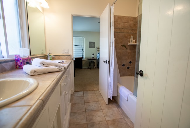 Building Photo - Janin Acers - Pool - Pet Friendly - FURNISHED OR UNFURNISHED