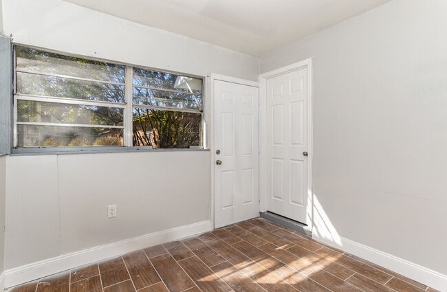 Building Photo - Very Cute Two Bedroom Single Family Home - Now Available