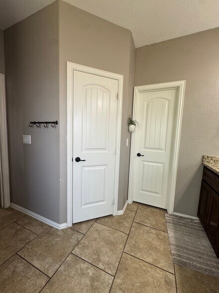 Building Photo - 6615 Colony Rd