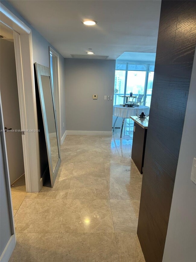 Primary Photo - 495 Brickell Ave