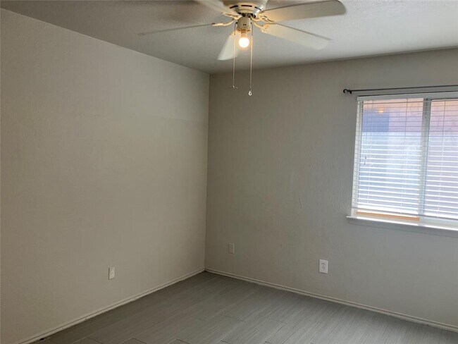 Building Photo - 1209 Wood Creek Dr