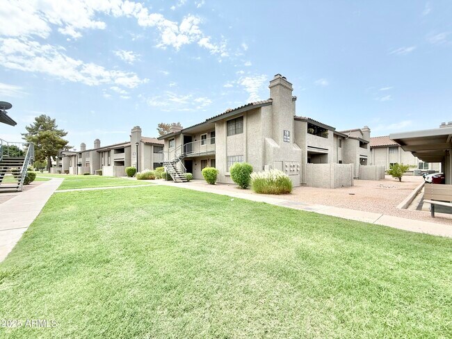 Building Photo - 533 W Guadalupe Rd
