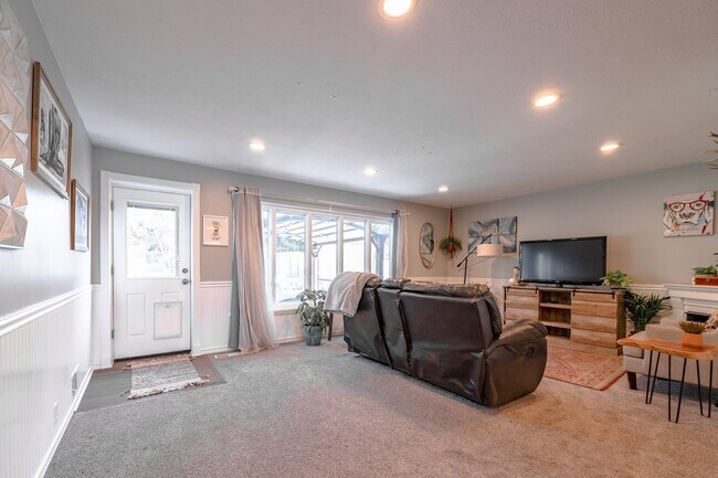 Building Photo - 1538 Winward Dr