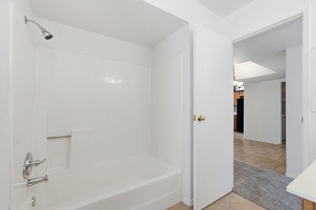 Building Photo - Two Bedrooms! 1 Car Garage!