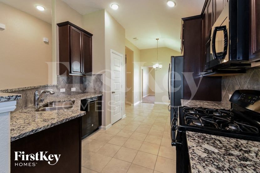 Building Photo - 4818 La Piedra Ln
