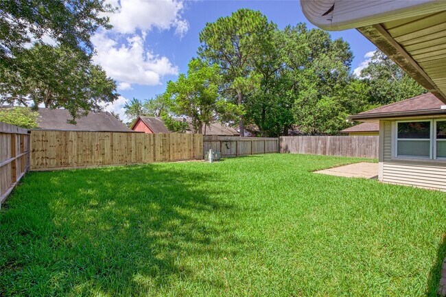 Building Photo - 3519 Saratoga Dr